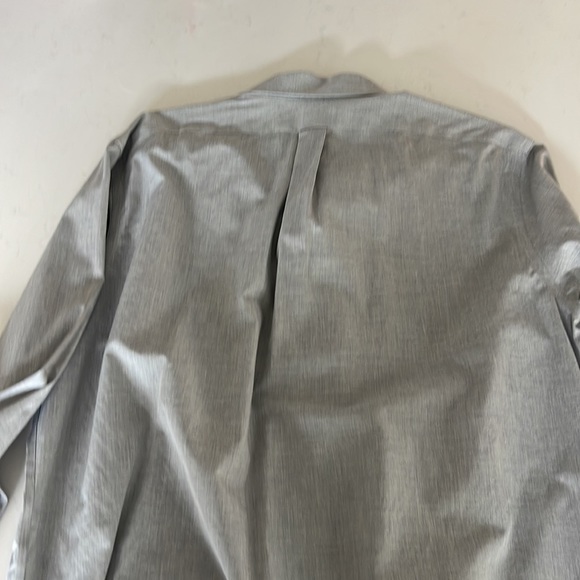 Non-Iron classic Fit Mens Banana Republic Button Down; gray in good condition - Picture 4 of 4